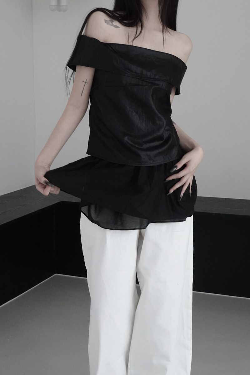 URBAN UNIQUE(アーバンユニーク)の「glow off shoulder top (2color)(Tops)」