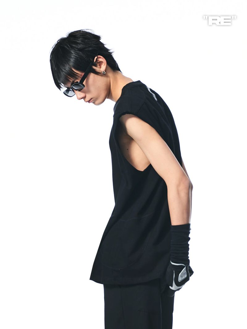 RELABEL Black Striped and Segmented Deconstructed Solid-Colored Shoulder-Padded Three-Dimensional Cut Sleeveless Vest