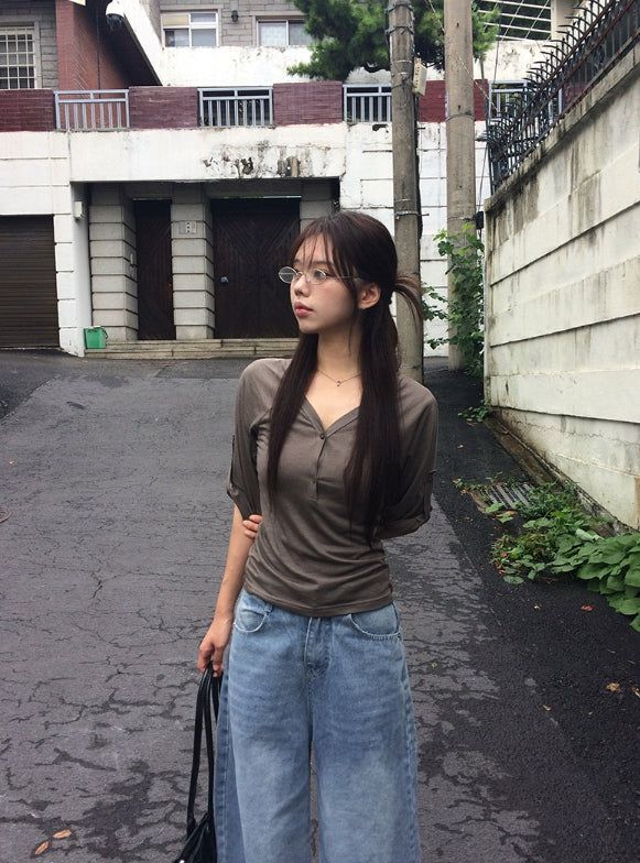 anyonemore（エニーワンモアー）の「Poti Button V-Neck Roll-Up Three Quarter T-Shirt（Tops）」