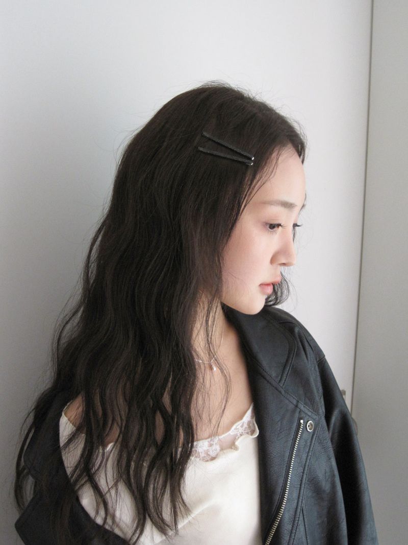 dungeureon（ドゥングロン）の「[2 pack] リットボディーヘアピン (グリッターブラック)（ヘアアクセサリー）」