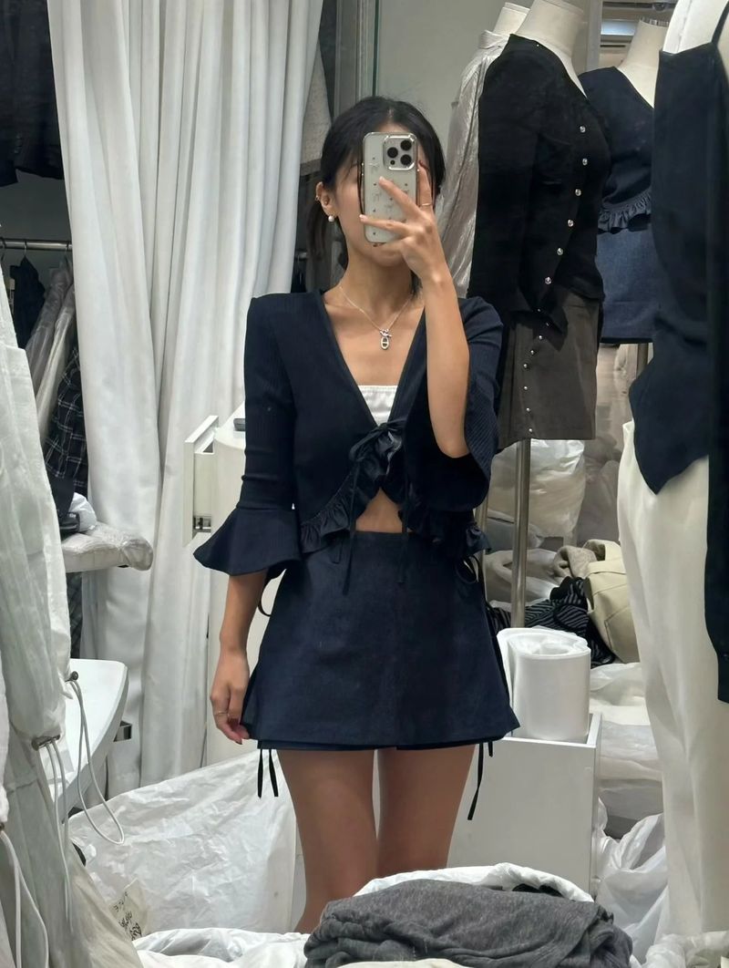 We Fell In Love In Reality（ウィ フェル イン ラブ イン リアリティ）の「Ruffle Around Tie Up Top - 2 colours（Tops）」