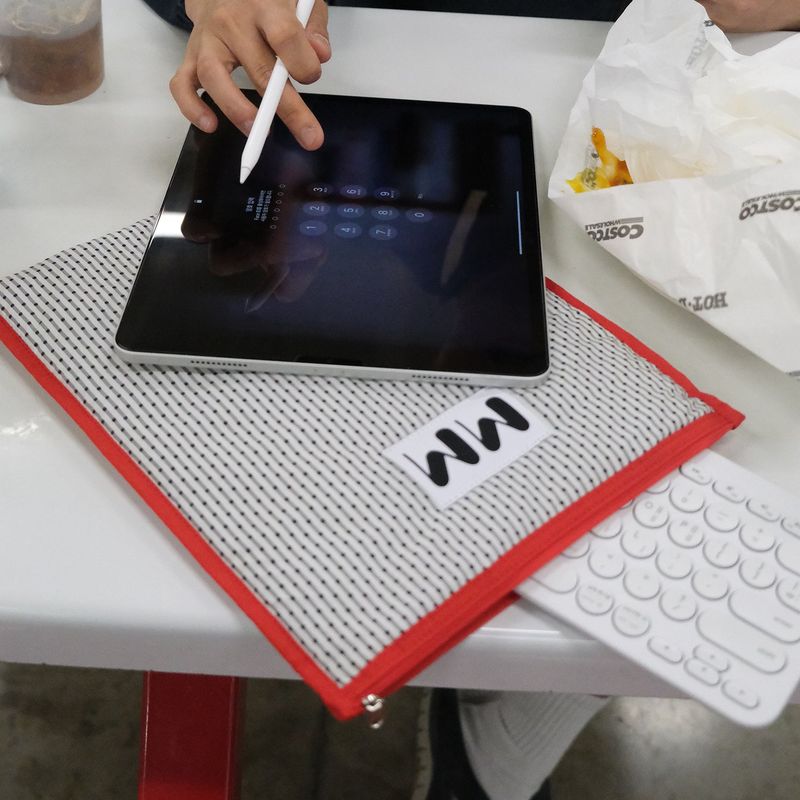 minmin（ミンミン）の「フラッフィーシールドフォーiPadポーチ(11"inch)（スマホグッズ/小物）」