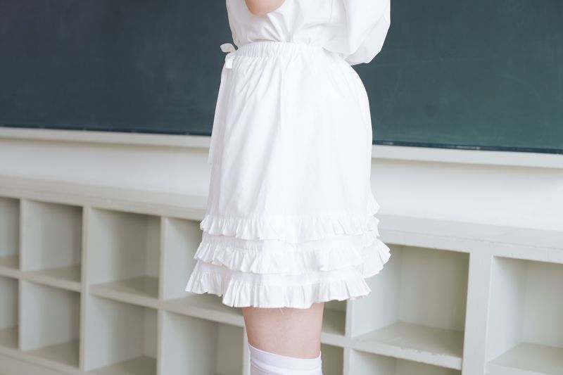 apron frill skirt
