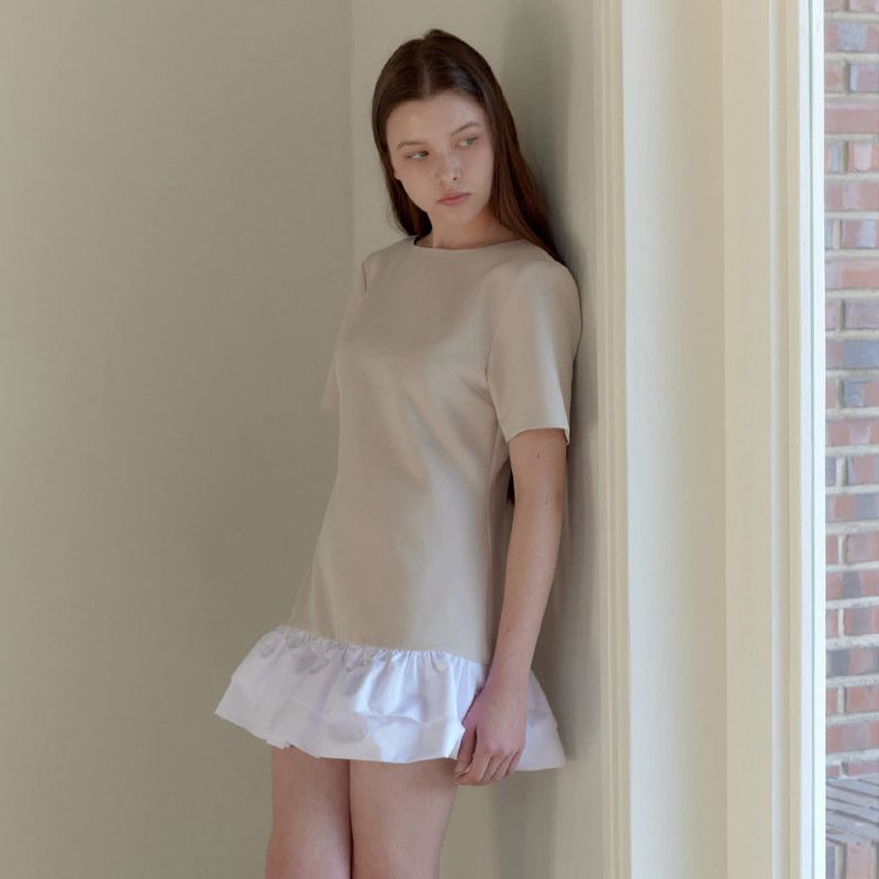 MOIFAIRE(モイフェア)の「BOAT NECK FRILL DRESS / BEIGE(Dresses)」