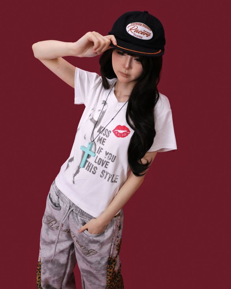kiss me! v-neck T