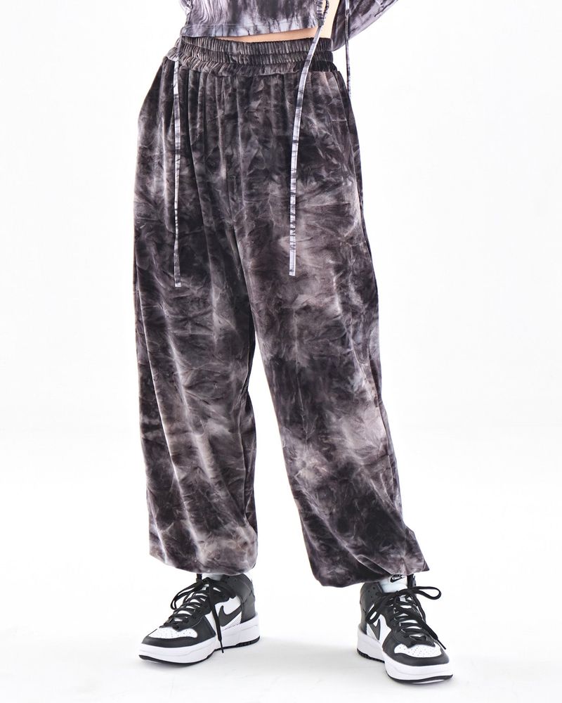 WIM(ダブリューアイエム)の「VELVET CREASE JOGGER PANTS(Pants)」