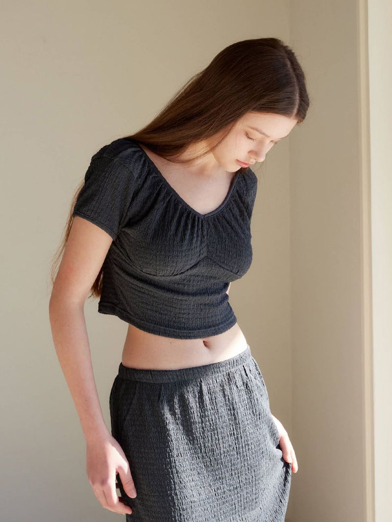 MOIFAIRE(モイフェア)の「LINDA ROSE T-SHIRT / CHARCOAL(Tops)」