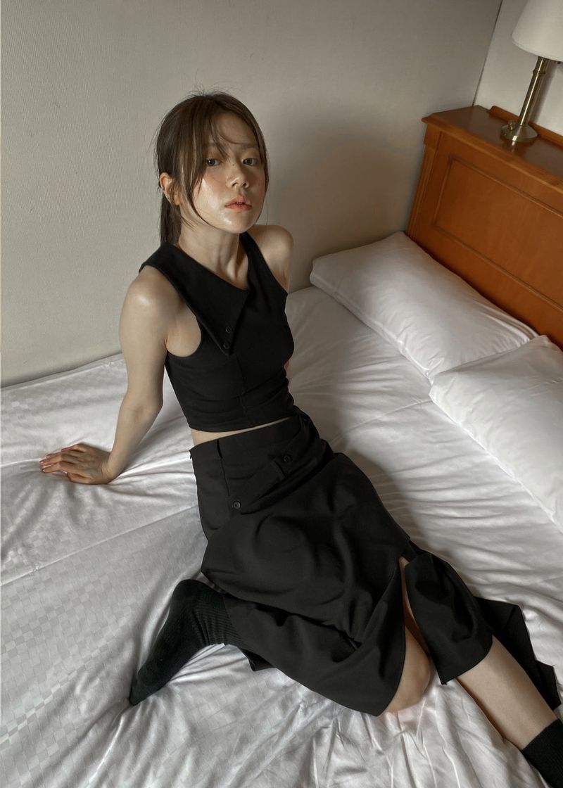 BLADE COLLAR SLEEVELESS