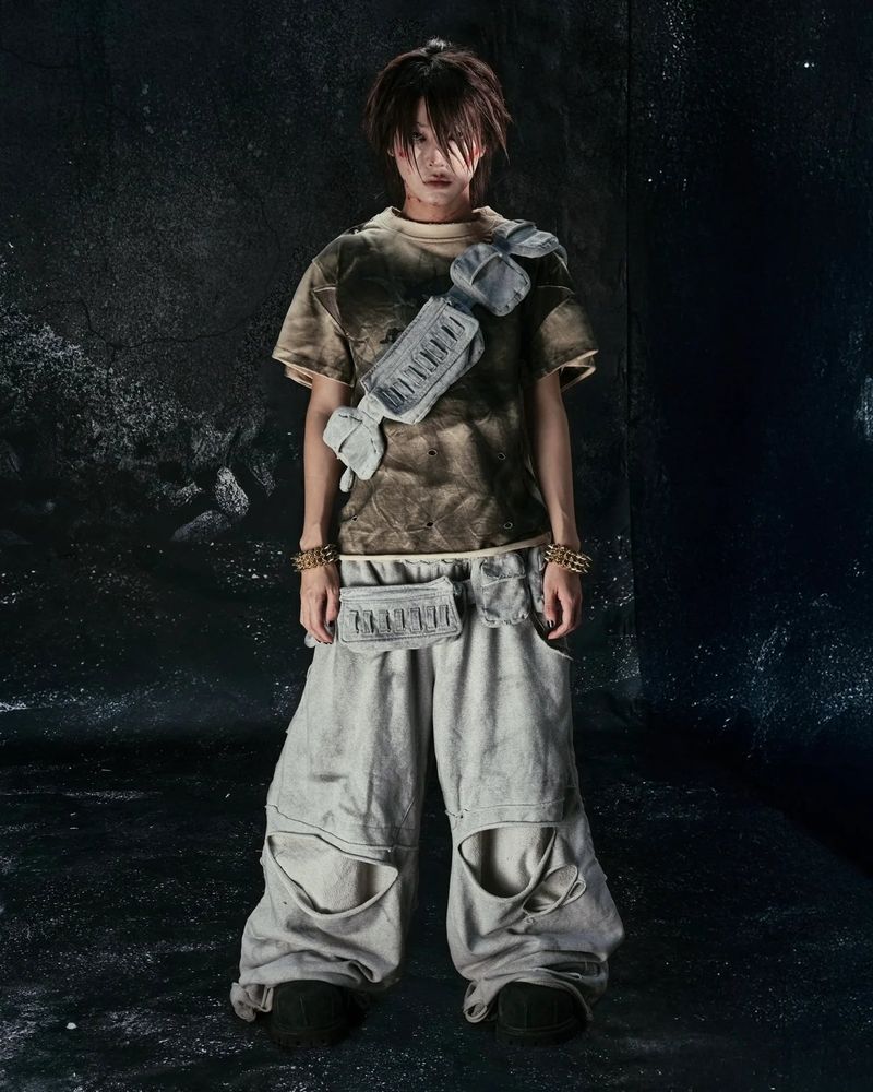 Cozy Worldwide（コージー ワールドワイド）の「"CHAOS GIRL" ワックスドブラウンTシャツ（トップス）」