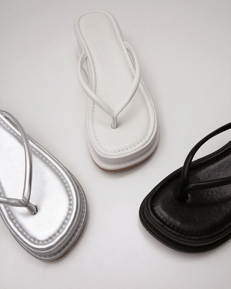 Jemming's hoop flip slippers