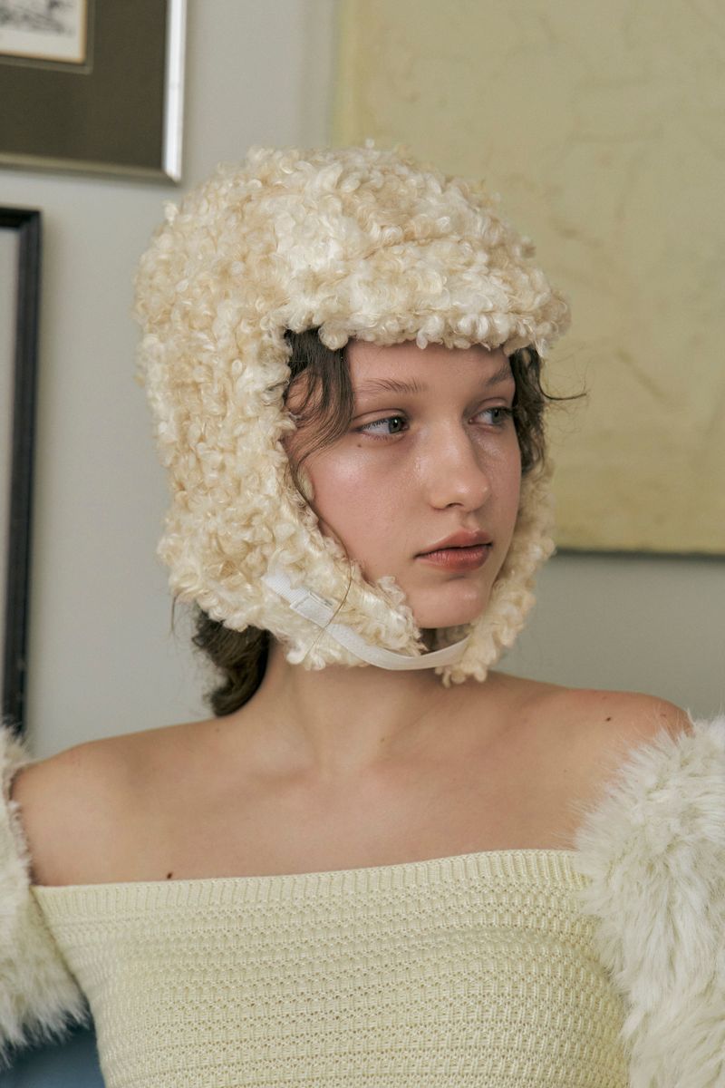 CURLY EARFLAP HAT IN BEIGE