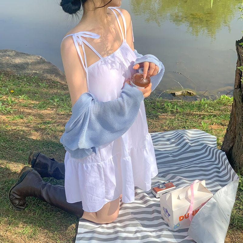 [Adjusting the strap] cancan sleeveless dress