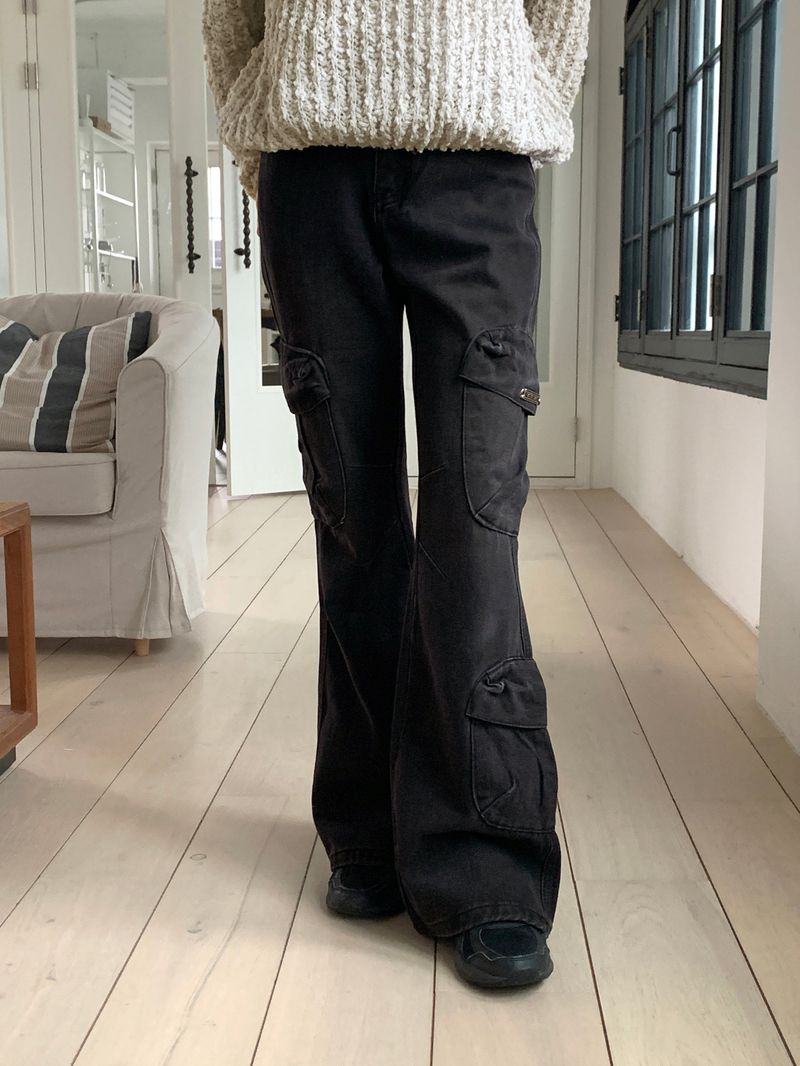 WONDER WONDER（ワンダーワンダー）の「Anton cargo pocket black and blue bootcut denim pants（Pants）」