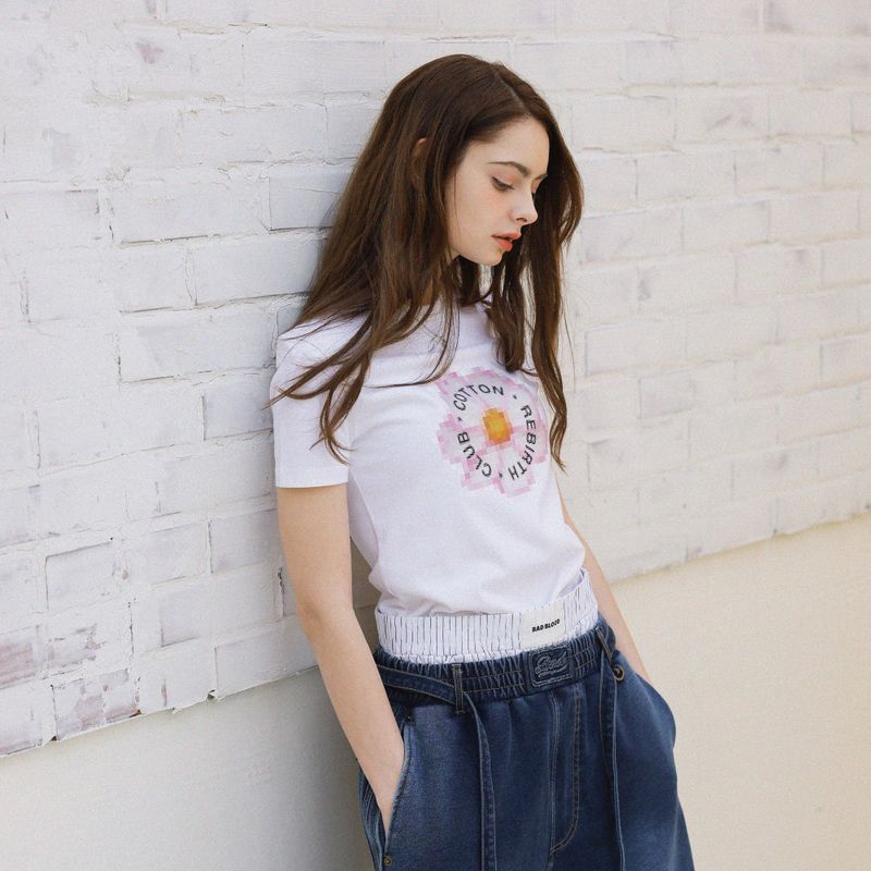 cottonrebirthclub（コットンリバースクラブ）の「ピンクフラワーアートワークTシャツ (2color)（トップス）」