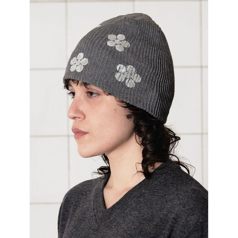 BUTTON FLOWER BEANIE / GREY