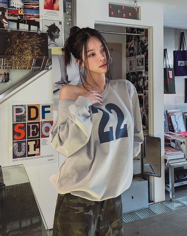 22 Cutting Off-Shoulder Sweatshirt
