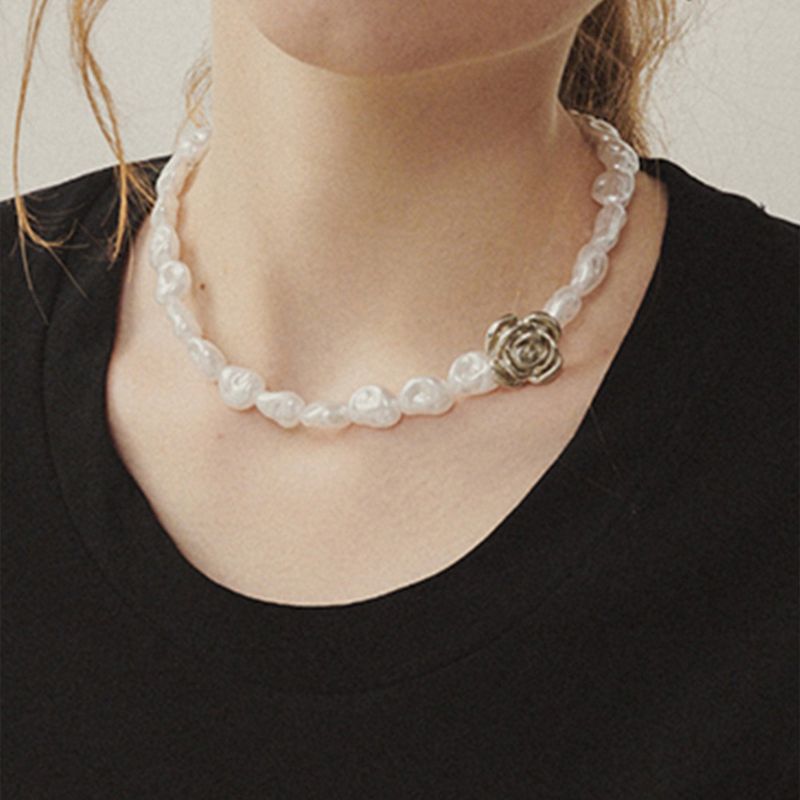 Melly&Rose(メリーアンドローズ)の「Signature Rose Baroque Pearl Necklace(Accessories)」