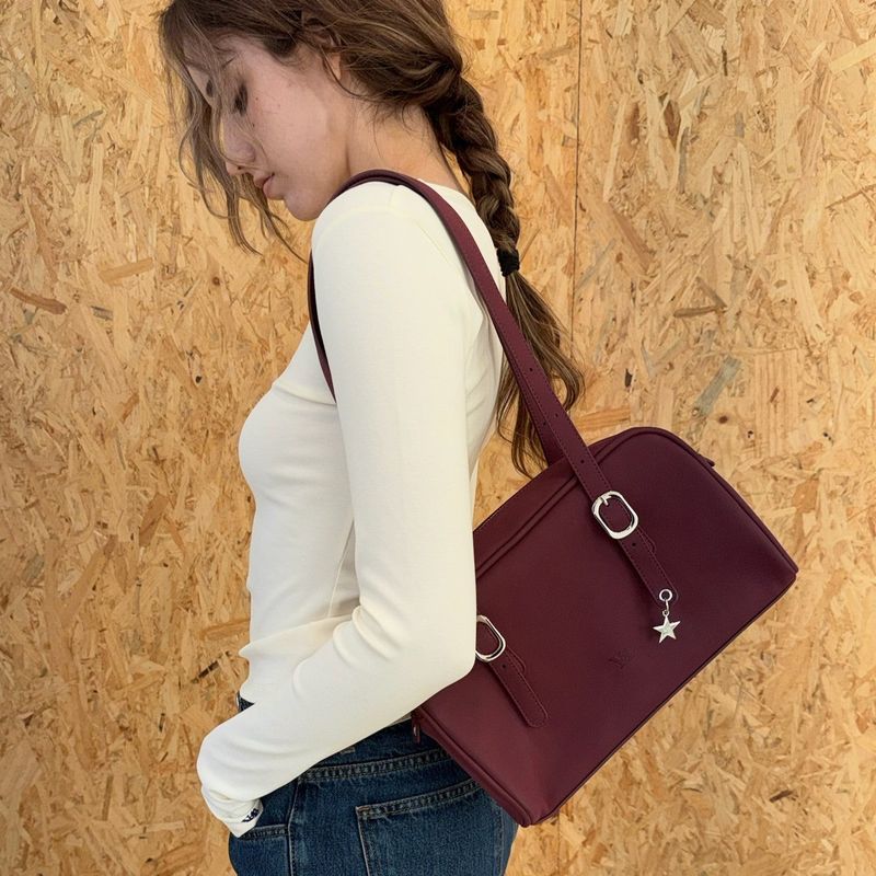 I SAY YERR（アイ セイ イェール）の「イェル スクエアバッグ (burgundy)（バッグ）」