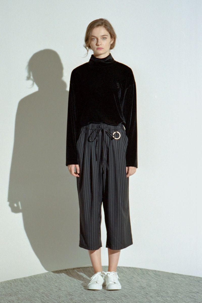 DROP-SHOULDER VELVET TURTLE-NECK TEE (Black)