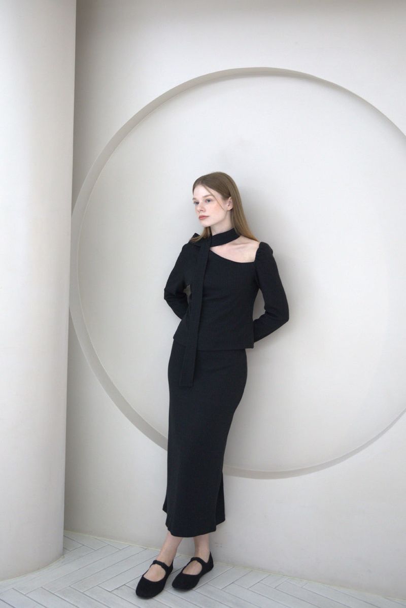 Back Slit Slim Skirt Black