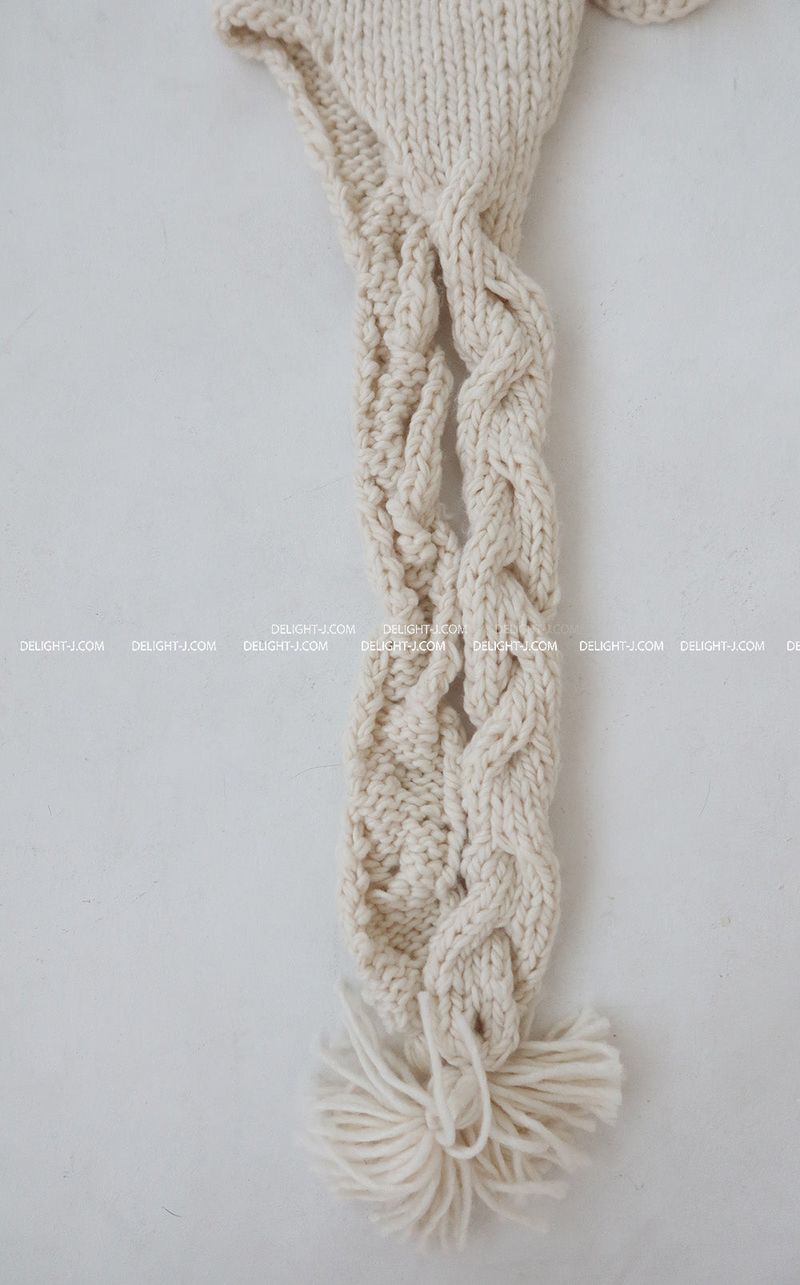 Twisted muffler earbuds Truffle hat