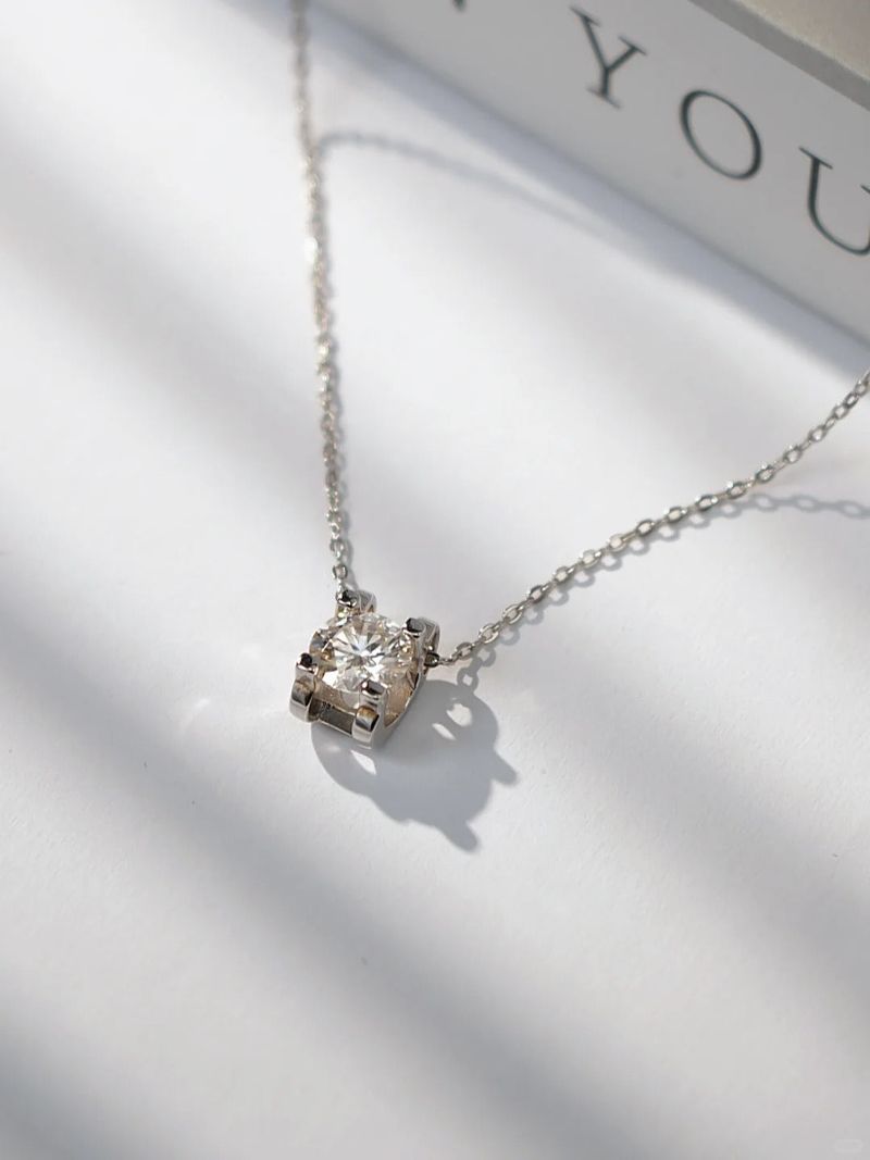 Refreshing and fashionable diamond necklace