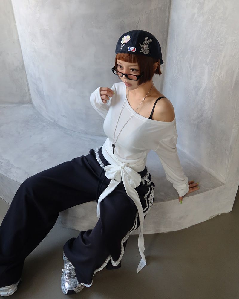 ribbon strap off-shoulder T-shirt