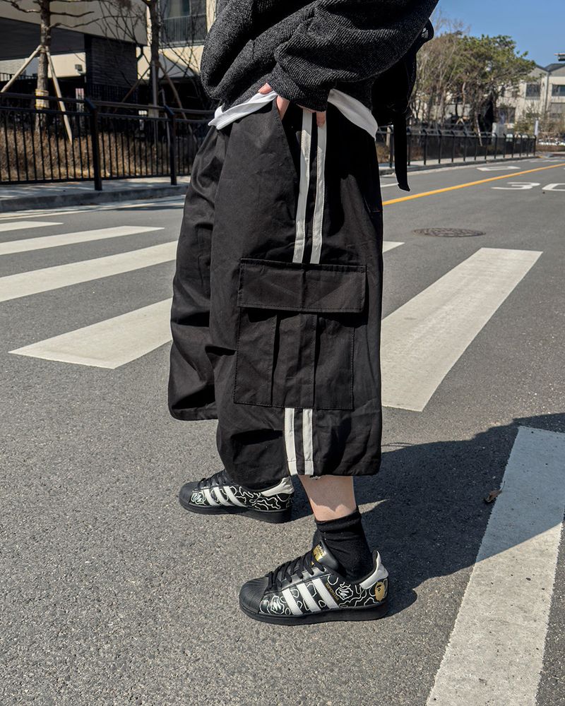 JIIGEUM(ジグム)の「Dash Track Bermuda Cargo Pants(Pants)」