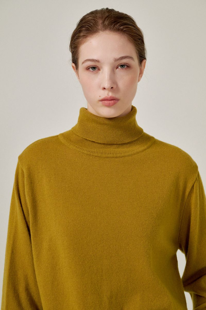 PLAT DU JOUR(プラドゥジュール)の「Cashmere turtle neck knit (Mustard)(Tops)」
