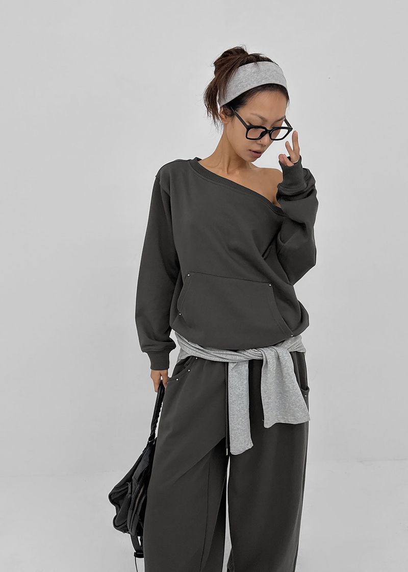 BLACKUP（ブラックアップ）の「[MADE] Spanel Rivet Off-Shoulder Sweatshirt（Tops）」