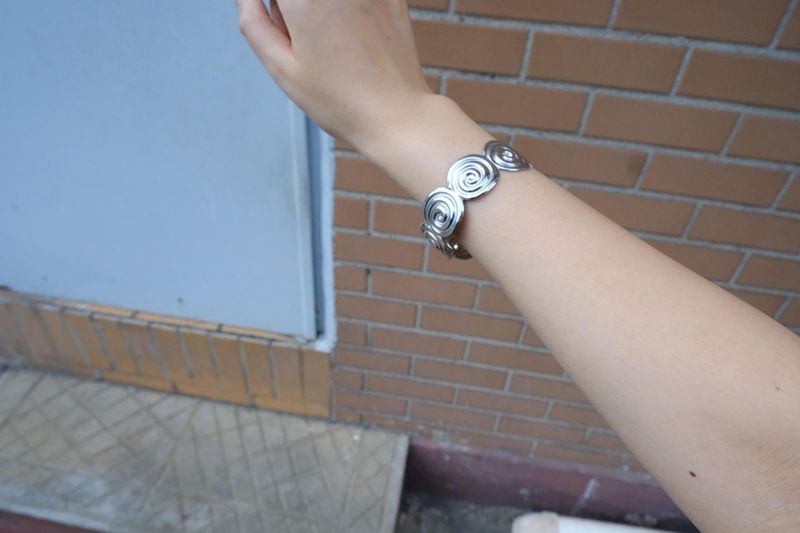 bold wave bangle