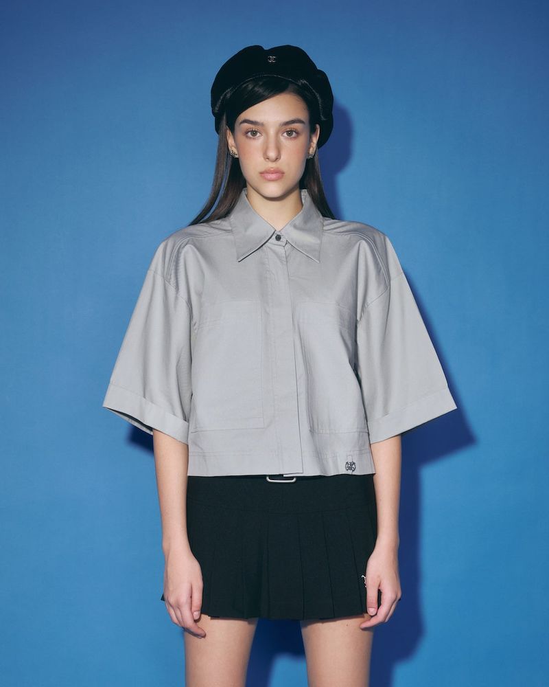 DVRK（ダーク）の「PRIVÉ CROPPED SHORT-SLEEVE SHIRT WITH METAL LOGO - GREY（Tops）」