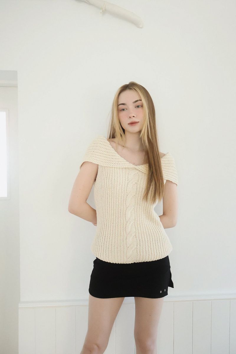 Eyelet slit skirt (black)