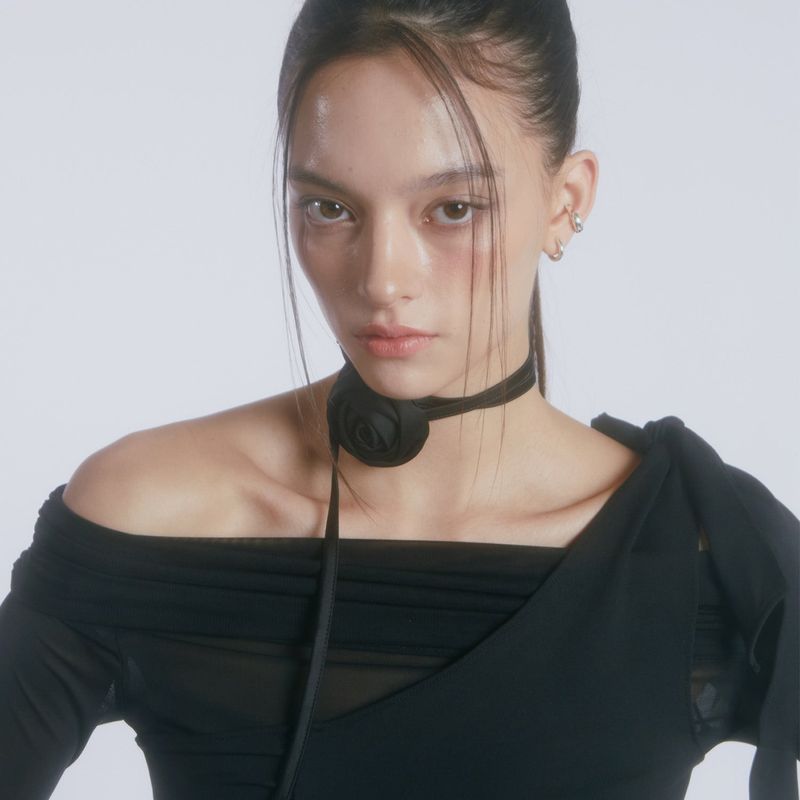 JINJUSE（ジンジュユーズ）の「JINJUSE サテンローズチョーカー（ブラック）（アクセサリー）」