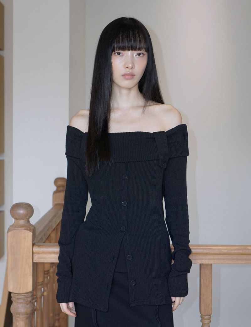 UGLYSHADOW（アグリーシャドウ）の「BUTTON OFF-SHOULDER KNIT(BLACK)（Tops）」