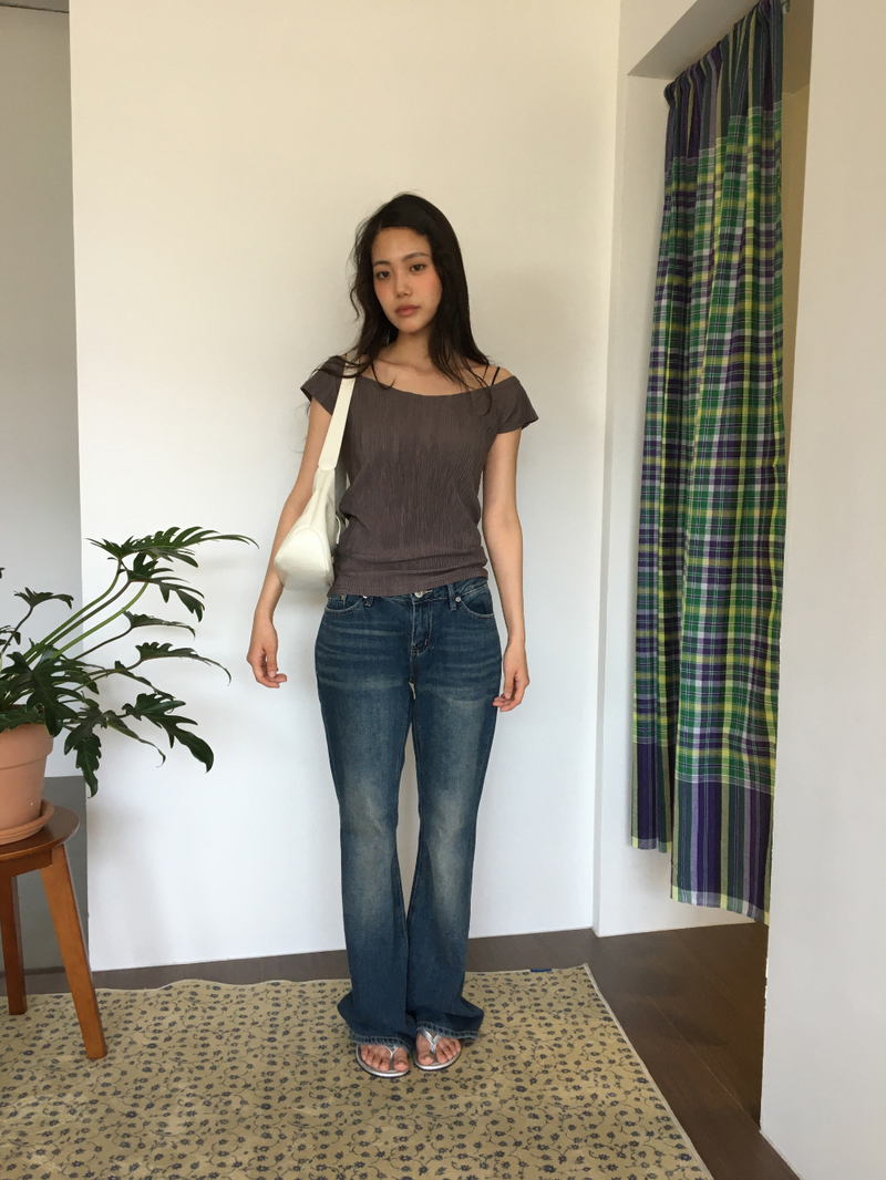 DUGGY(ダギー)の「Show Ripple Off-shoulder T-shirt (4color)(Tops)」