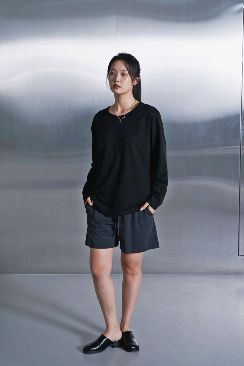 ESSENTIAL PLEAT U-NECK TEE (Black)