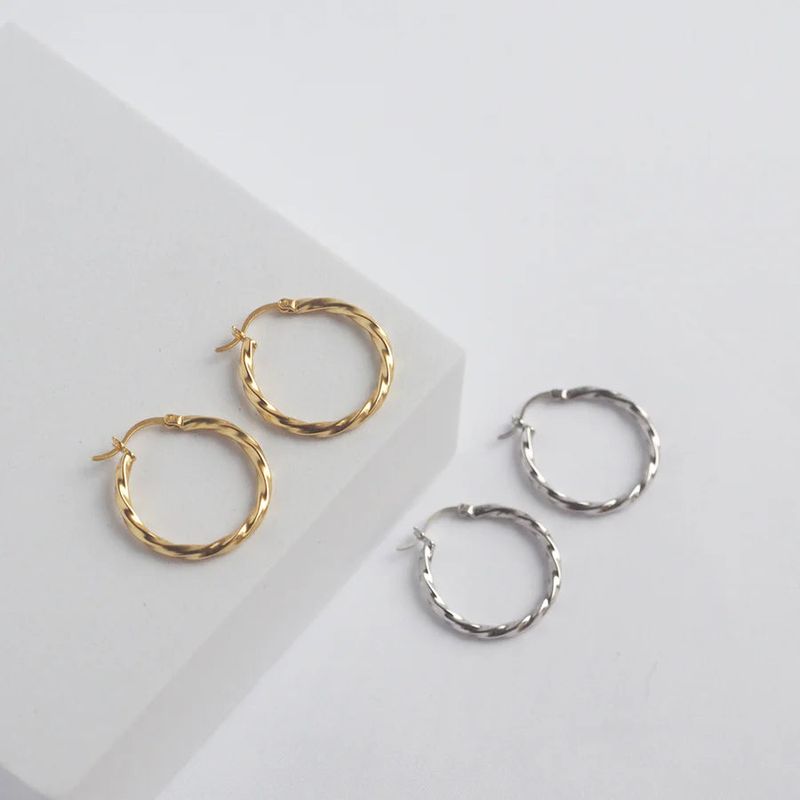 ズリツイストフープピアス