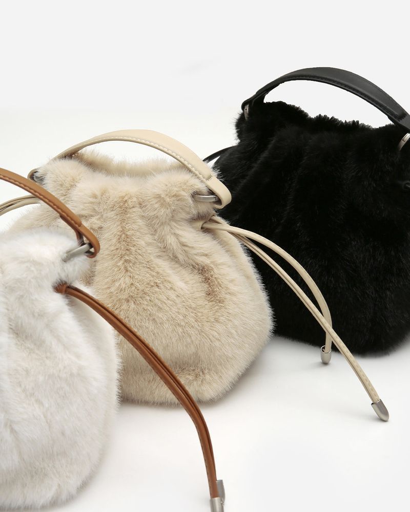 Sne Fur String bag