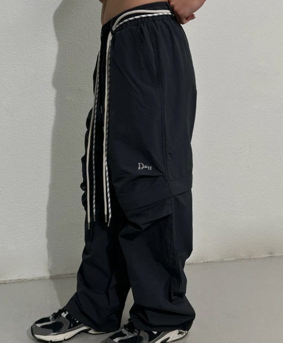 DXOH(ディソエイチ)の「ナイロンニージッパーパンツ(パンツ)」