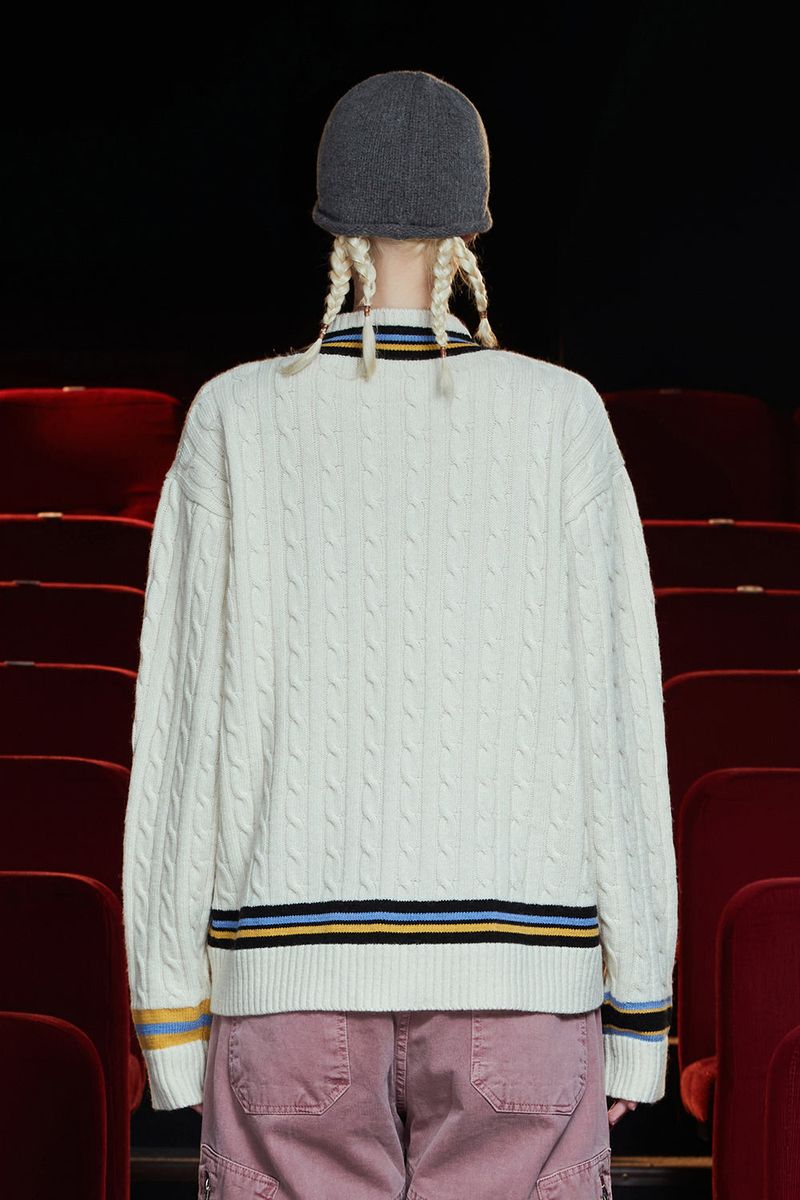 CABLE V NECK CRICKET KNIT / IVORY