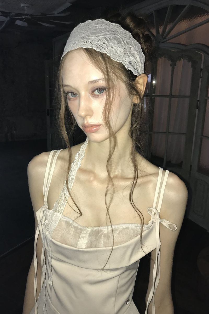 PAIN OR PLEASURE（ペインオアプレジャー）の「スワン レース ヘアバンド クリーム（ヘアアクセサリー）」