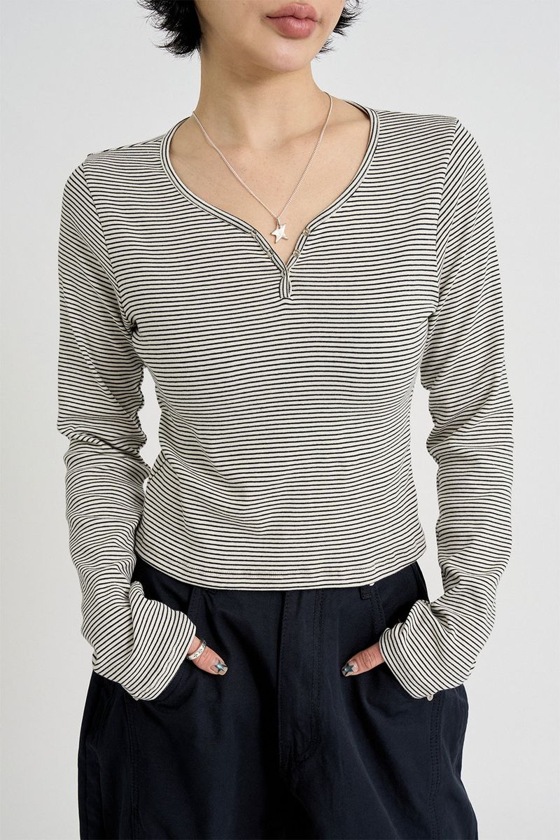Raucohouse(ラウコハウス)の「Bane stripe henley crop tee(Tops)」