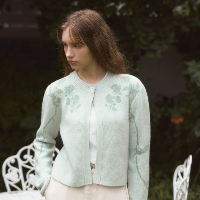 EVMOIU（エブモウ）の「CAMEL CASHMERE FLOWER CARDIGAN - PASTEL MINT GREEN（Tops）」