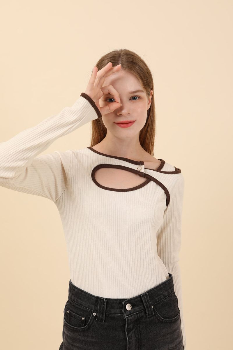 Line Contrast Slim T-shirt Beige