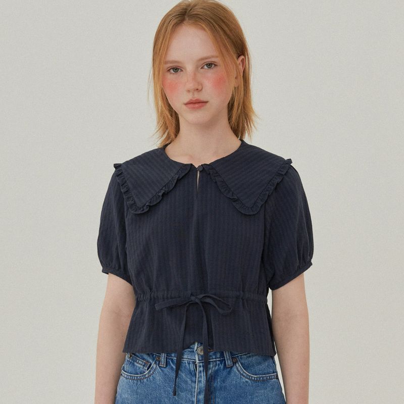 Between A and B（ビットウィーンエーアンドビー）の「RUFFLE COLLAR CROP BLOUSE_NAVY（Tops）」