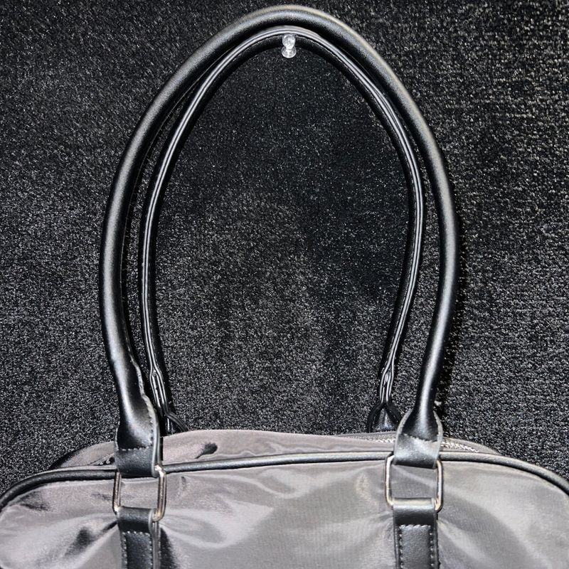 Nylon sports shoulder bag (Black)