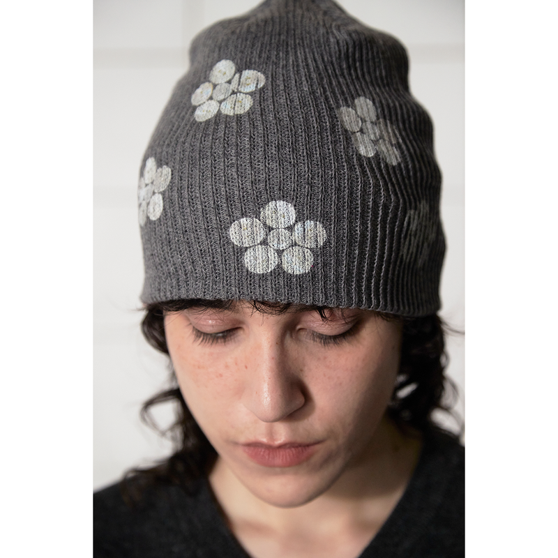 BUTTON FLOWER BEANIE / GREY