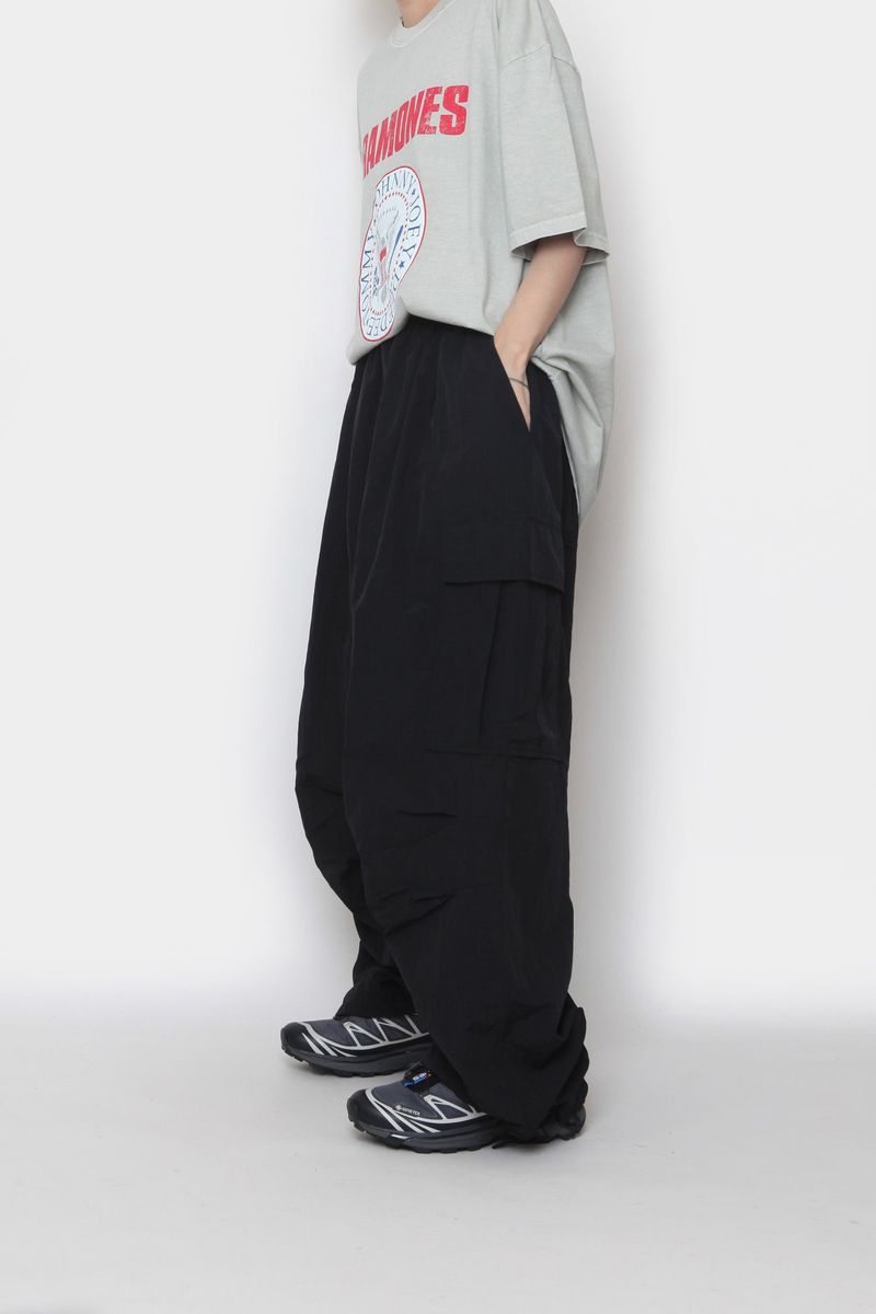 wide pocket cargo pants