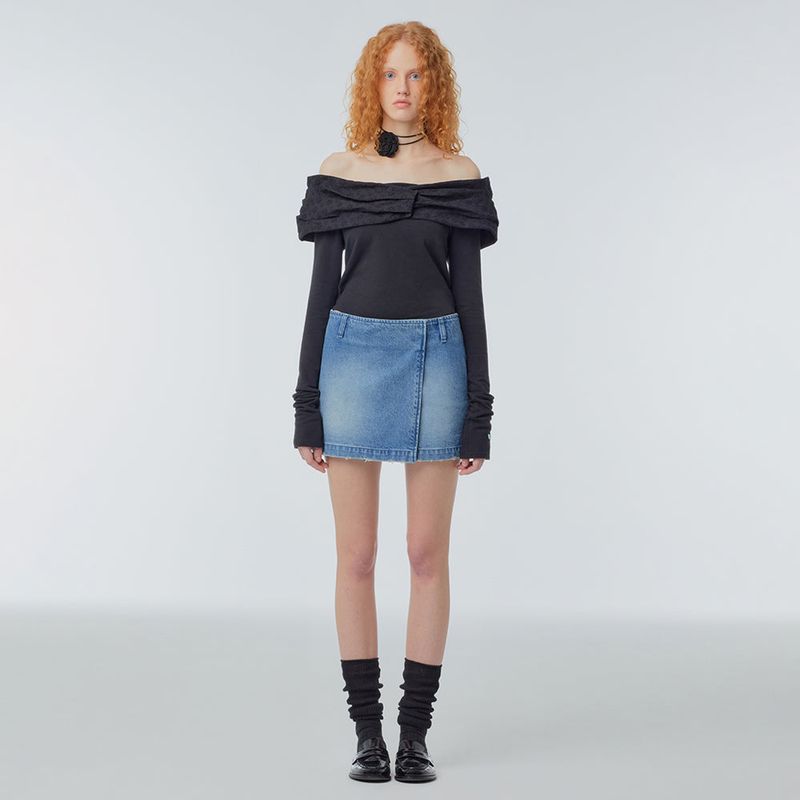 Off-the-shoulder eyelet lace long-sleeved